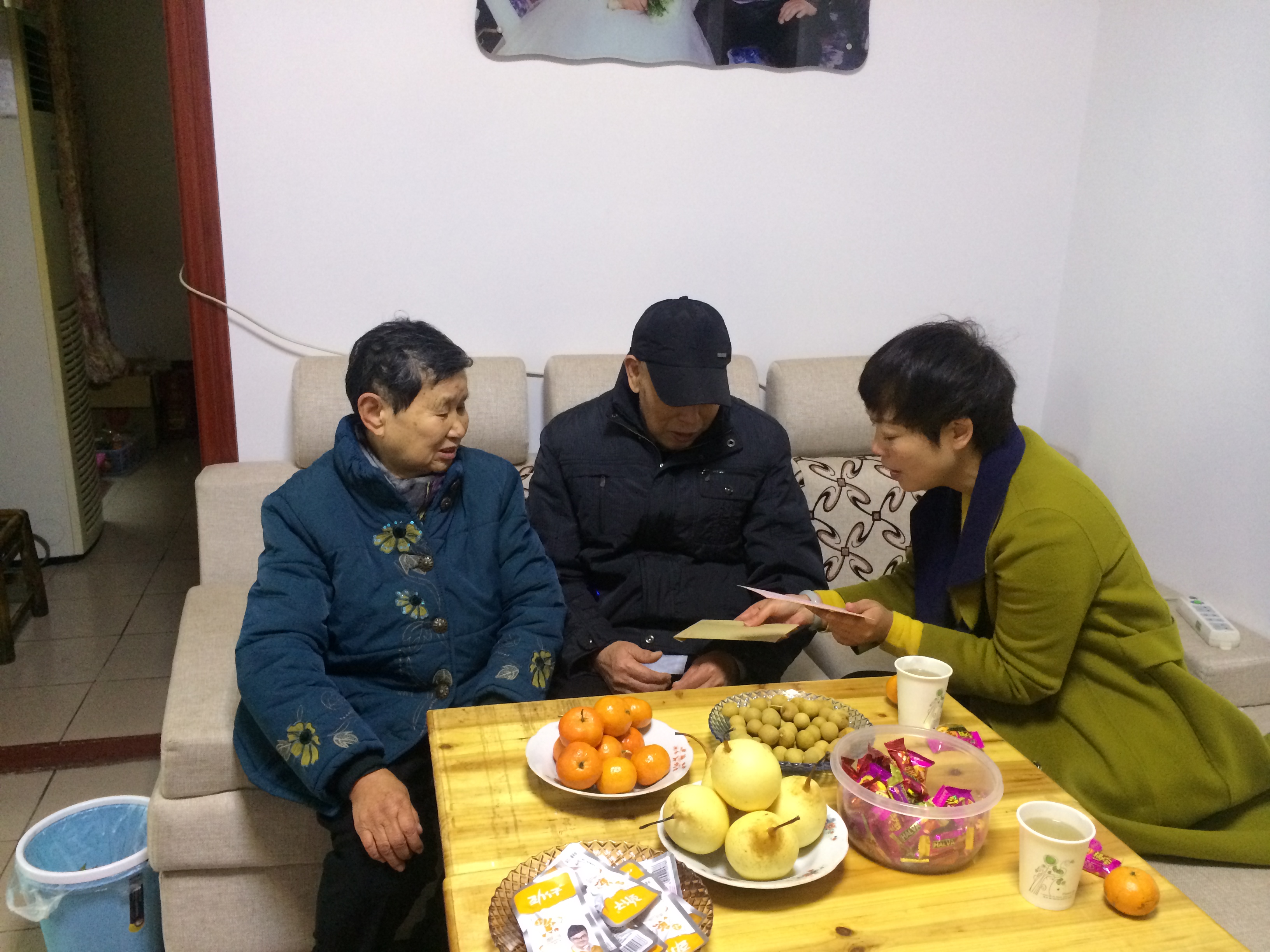 荷塘区编办春节走访慰问退休干部