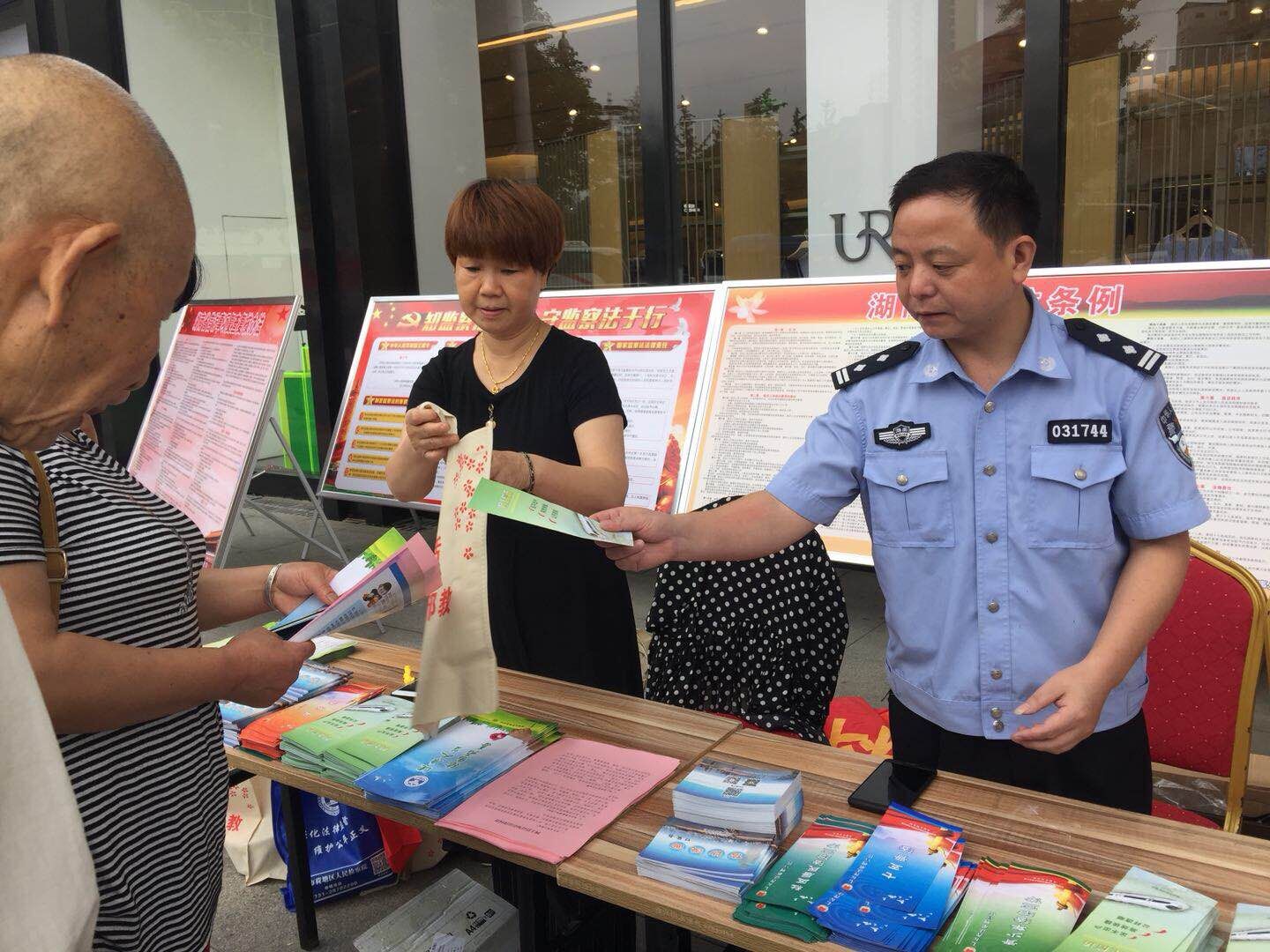 金山街道举行信访法治宣传月活动