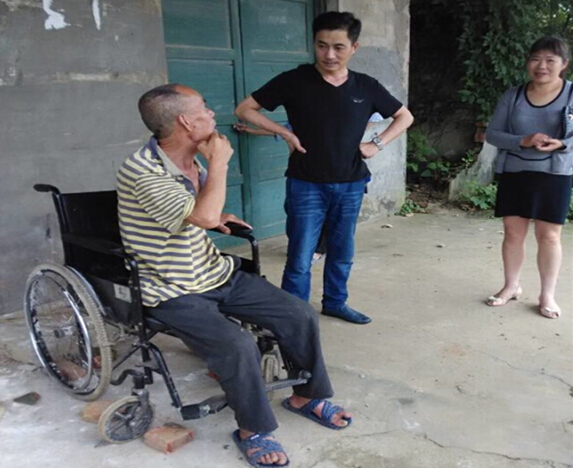 明照乡卫生院党员志愿者开展下乡送温暖献爱