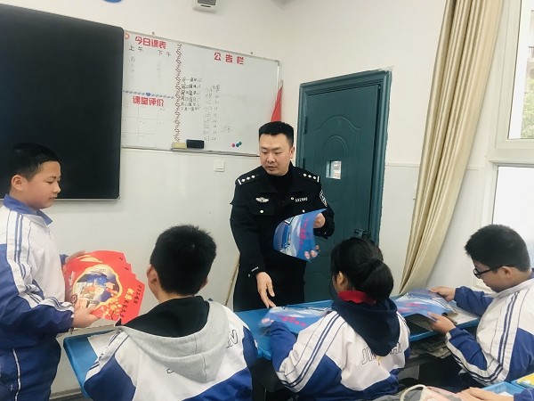 现场发放宣传资料