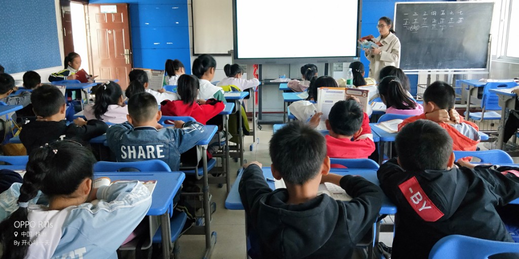 老师带领孩子朗读