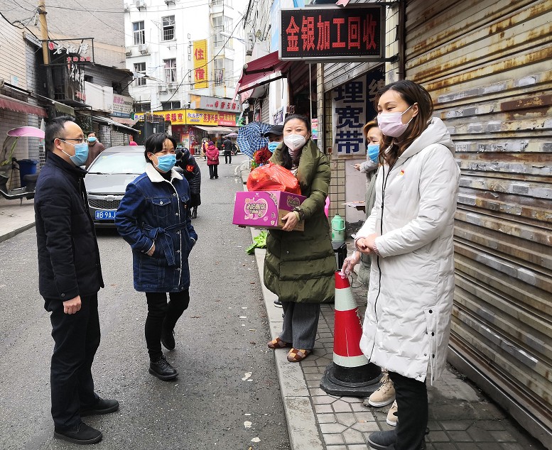 文韶松到茨菇塘街道慰问防疫一线人员