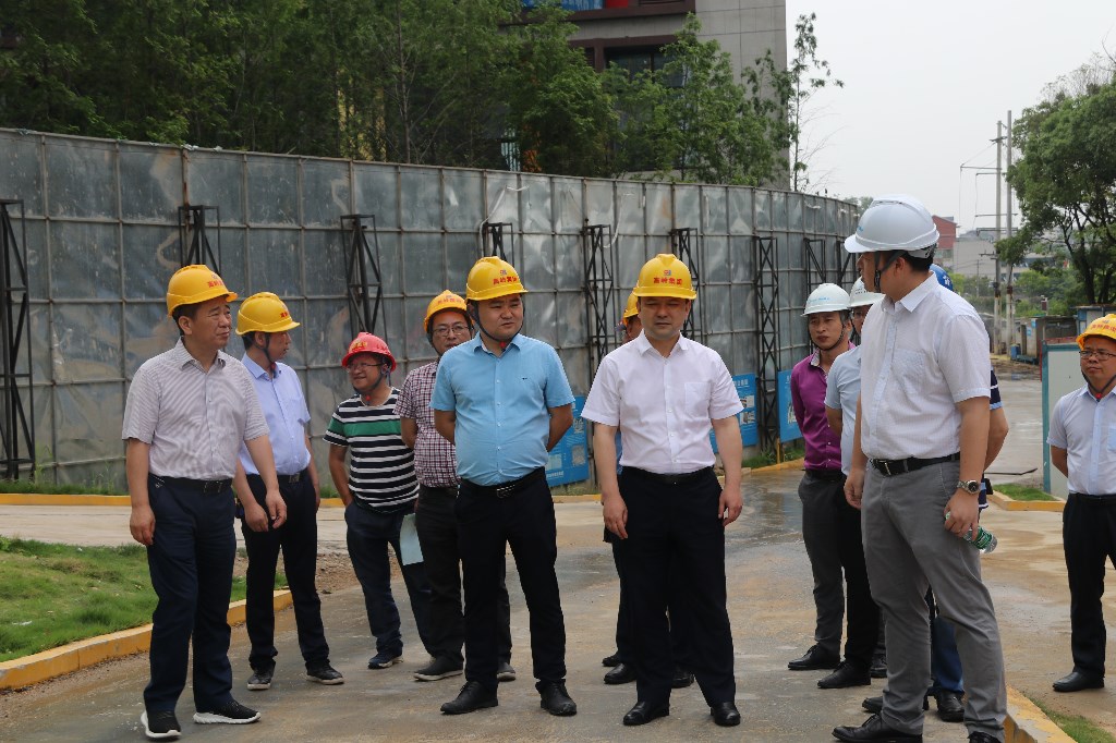 5.20区委书记邬凌云在美的·紫云台开展安全生产检查(3).JPG