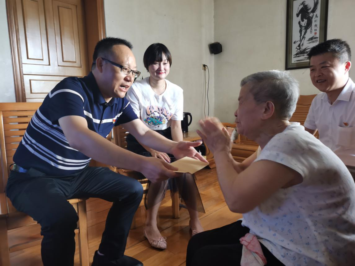 文韶松一行“七一”前走访慰问困难党员