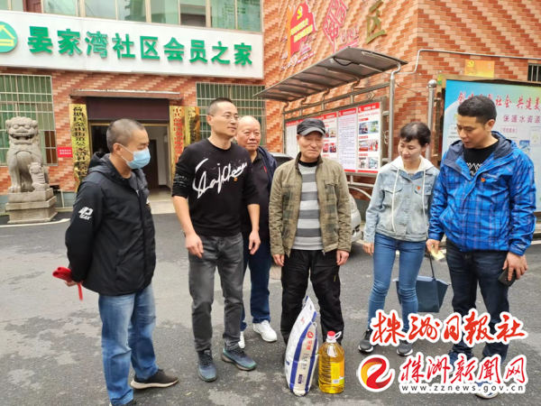 (走访慰问特困户)