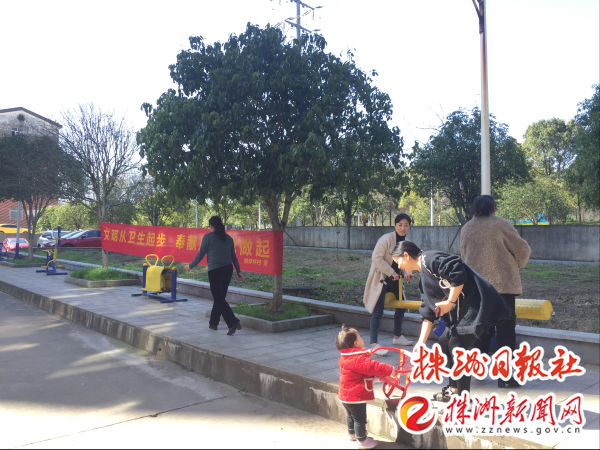 安置小区村民在健身器材旁开展娱乐休闲活动