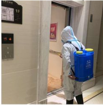 志愿者为小区楼栋进行全面消杀