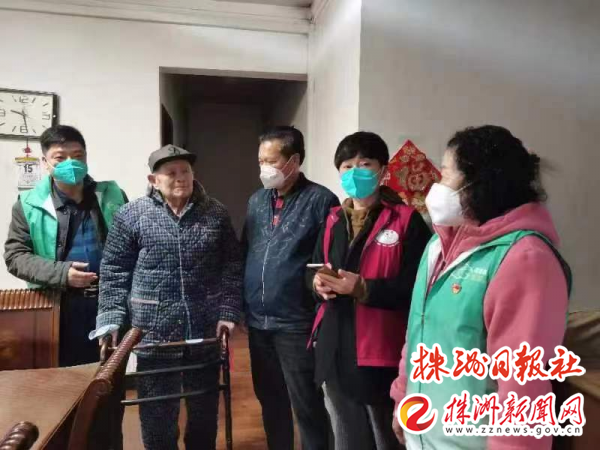 西子花园党支部书记刘晓蕾联合老干所、物业公司开展敲门行动,对小区户独居老人、孤寡老人、空巢老人每天上门送医、送药、送饭