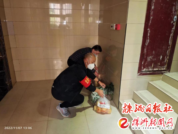 御景龙湾党支部书记周建国带领党员志愿者上门上户为小区居民送生活物资
