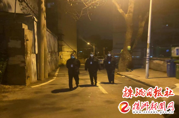志愿者夜间对无人管理小区开展巡逻