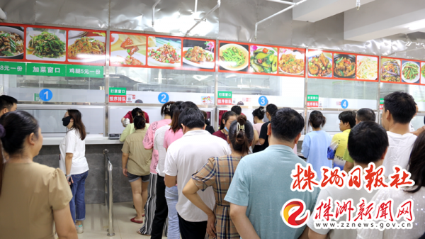 近日,合泰地区“便民大食堂”正式开业