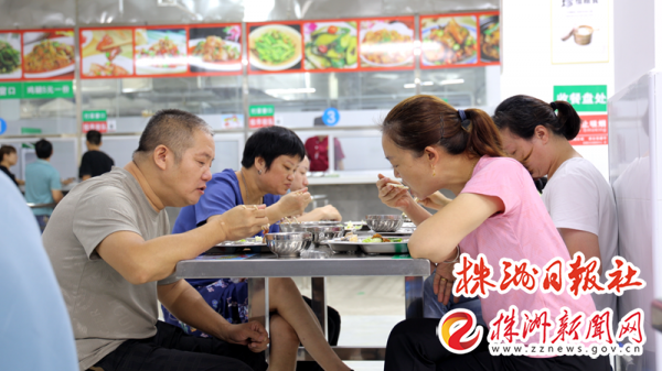 居民在“便民大食堂”就餐